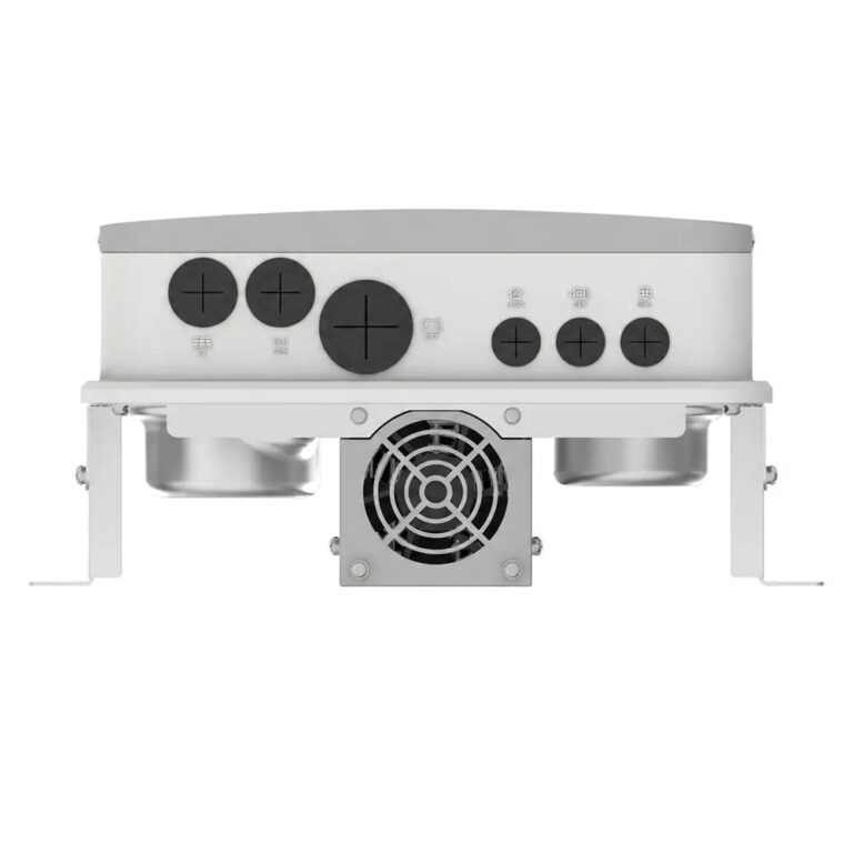 Face inférieure de l'onduleur Deye 6,6 kW : raccordements PV, batterie, réseau, groupe électrogène et ventilateur